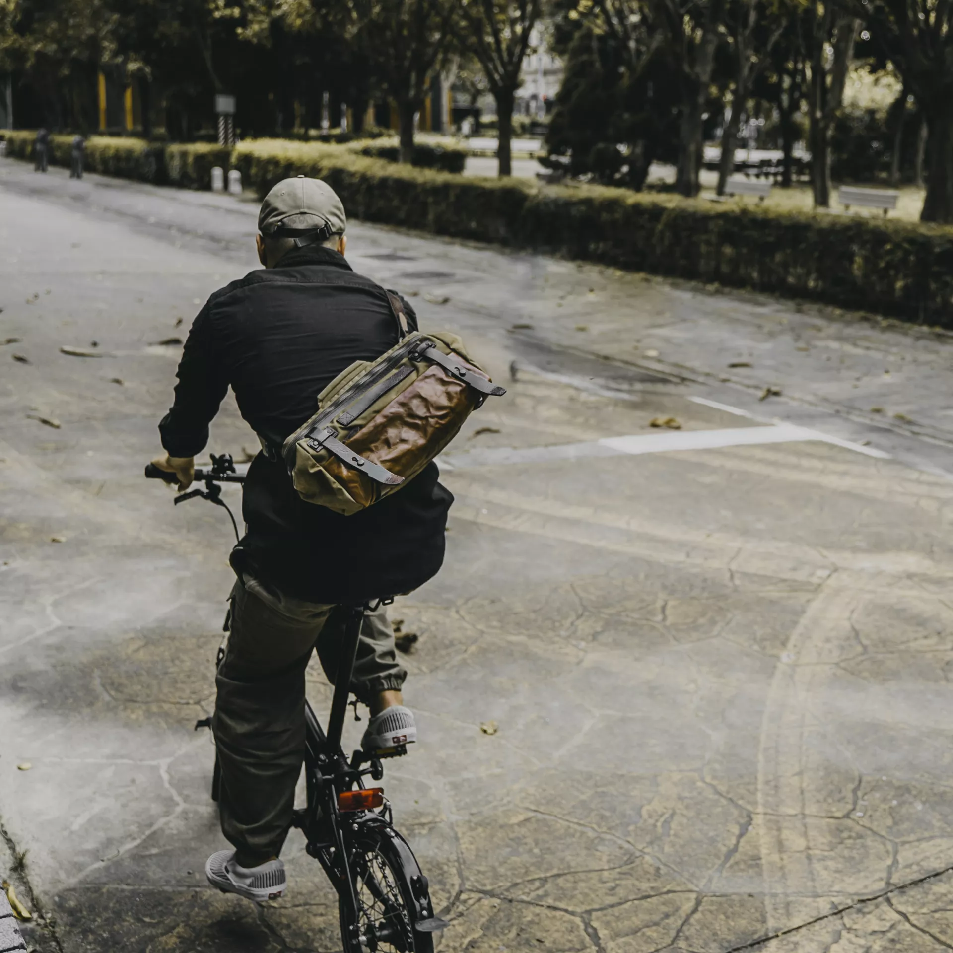 Easy Rider 9.5 L Sling Bag - Image 9